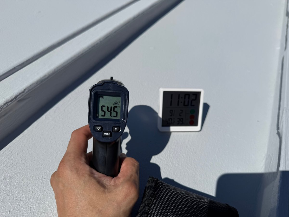 遮熱塗装後の屋根表面温度の測定（外気温約40℃で約54.5℃）｜高岡市の工場・倉庫