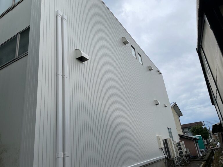 富山市塚原 M社 倉庫の外壁改修工事（錆・穴あきによる雨漏りをGL鋼板カバー工法で改修）