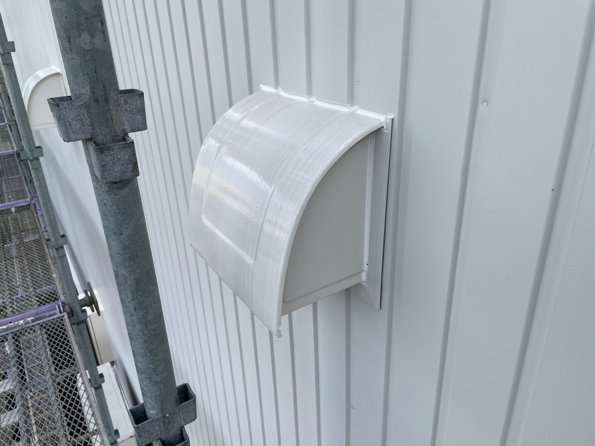 新しく納め直した換気フードとシーリング処理(施工後)|富山市の外壁カバー工法の納まり
